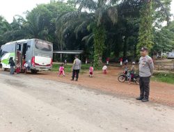 Personil Piket Polsek lamandau Pengaturan lalu lintas Jalan di Pagi hari