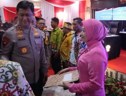 Peduli Warga, Kapolda Kalteng Berikan Bantuan Sosial Kepada Warga Saat Kunker ke Polres Barito Utara