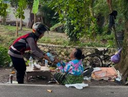 Tingkatkan Kamtibmas di Wilayah Palangka Raya, Polwan Ditsamapta Polda Kalteng Gelar Patroli Sembari Berbagi Makanan Jumat Berkah