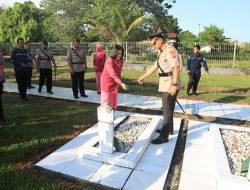 Peringati Hari Bhayangkara ke-79, Dansatbrimob Polda Kalteng Hadiri Upacara Ziarah Rombongan di TMP Sanaman Lampang