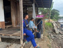 Sambang Warga Dengan Humanis, KP XVIII-2001 Sampaikan Pesan Kamtibmas Kepada Warga Pesisir Sungai Buntok