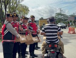 Polri Berbagi Kebaikan, Ditsamapta Polda Kalteng Bagikan Makanan Gratis Sambut HUT Bhayangkara Ke-79.