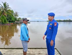 Personel Ditpolairud Polda Kalteng Dorong Kesadaran Masyarakat Seruyan Jaga Kebersihan Sungai dari Sampah