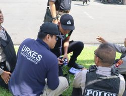 Dukung Pengamanan Aksi Damai, Personel Urkes Polresta Palangka Raya Laksanakan Pelayanan Kesehatan Lapangan