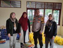 Pastikan Tepat Sasaran, Bhabinkamtibmas Menteng Kawal Pembagian Bansos