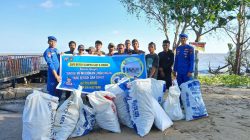 ‎Ditpolairud Polda Kalteng bersama masyarakat Jelai melaksanakan bersih-bersih sampah di pantai “We Love Jelai”.
