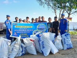 ‎Ditpolairud Polda Kalteng bersama masyarakat Jelai melaksanakan bersih-bersih sampah di pantai “We Love Jelai”.