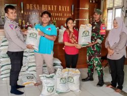 Bhabinkamtibmas Polsek Sematu Jaya Bantu Distribusi Beras Bantuan Pangan kepada Warga Masyarakat