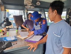 Patroli Rutin, Kapal Ditpolairud Polda Kalteng Periksa surat” berlayar