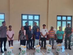 Bhabinkamtibmas Polsek Delang Bantu Distribusi Beras Bantuan Pangan kepada Warga Masyarakat